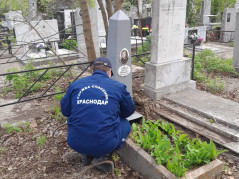 Спасатели-пожарные Службы спасения приняли участие в наведение санитарного порядка на могилах участников ВОВ на Славянском кладбище